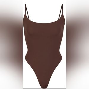 skims fits everybody camisole thong bodysuit in cocoa